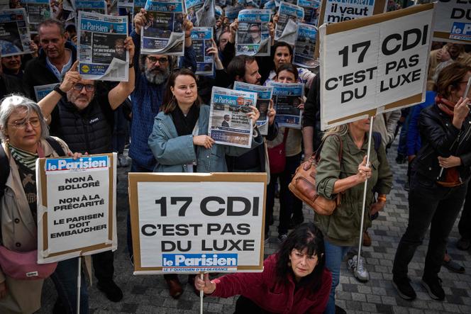 Des journalistes et des membres du personnel du quotidien français « Le Parisien » sont rassemblés devant le siège du groupe Les Echos-Le Parisien pour protester contre la rumeur de vente du « Parisien » au groupe de médias Bolloré, à Paris, le 22 septembre 2025.