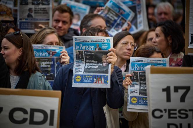 Un rassemblement des salariés du quotidien français « Le Parisien » pour protester contre le projet de vente du journal au groupe Bolloré et réclamer 17 embauches en CDI, devant le siège du goupe Les Echos-Le Parisien, à Paris, le 22 septembre 2025.