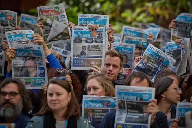 Des employés du quotidien « Le Parisien », lors d’une manifestation tenue devant le siège du groupe « Echos-Le Parisien », à Paris, le 22 septembre 2025. 