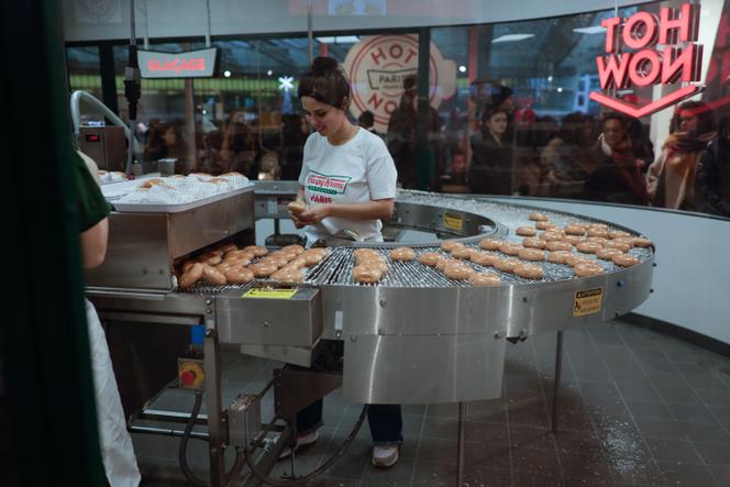 Dans une boutique Krispy Kreme, à Paris, le 23 décembre 2023.