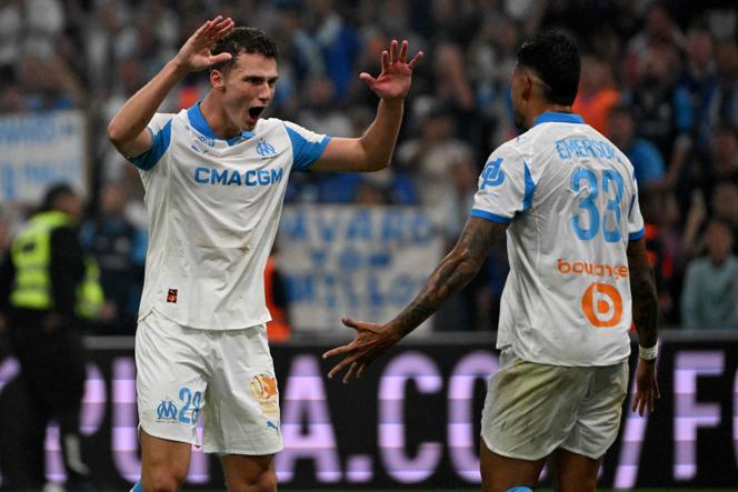 Les Marseillais Benjamin Pavard (à gauche) et Emerson Palmieri célébraient la victoire de leur équipe face au Paris Saint-Germain, lundi 22 septembre 2025, au Stade Vélodrome dans le cadre de la cinquième journée de Ligue 1.