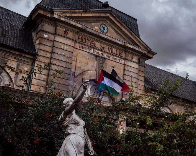 Le drapeau palestinien installé sur le fronton de la mairie de Stains (Seine-Saint-Denis), le 22 septembre 2025.