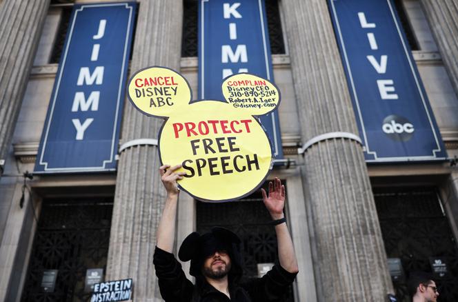Manifestation après la suspension de Jimmy Kimmel, devant le El Capitan Entertainment Centre, sur Hollywood Boulevard, à Los Angeles, où son émission est enregistrée, le 22 septembre 2025.