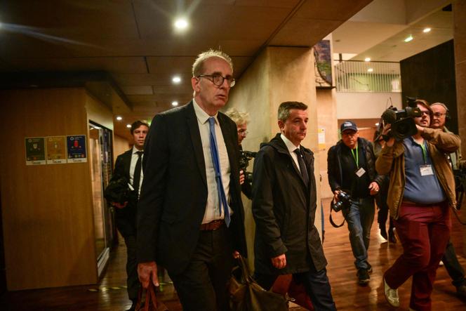 Le maire de Saint-Etienne, Gaël Perdriau (au centre), arrive avec son avocat, Jean-Félix Luciani (à gauche), au palais de justice de Lyon, le 22 septembre 2025. 