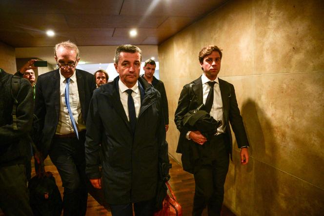 Le maire de Saint-Etienne, Gaël Perdriau (au centre), arrive avec son avocat, Jean-Félix Luciani (à gauche), au tribunal de Lyon pour assister à son procès dans une affaire de chantage à la « sextape », le 22 septembre 2025.