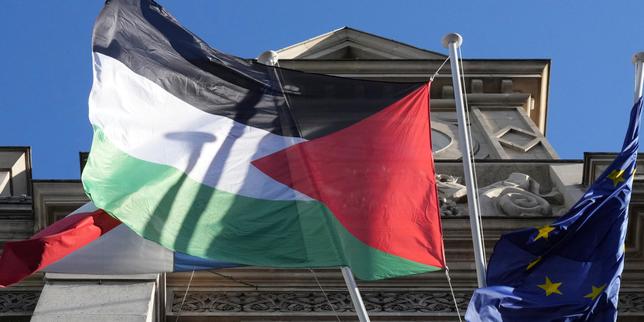 Drapeaux étrangers, signes religieux : comprendre le débat autour de la « neutralité » des services publics