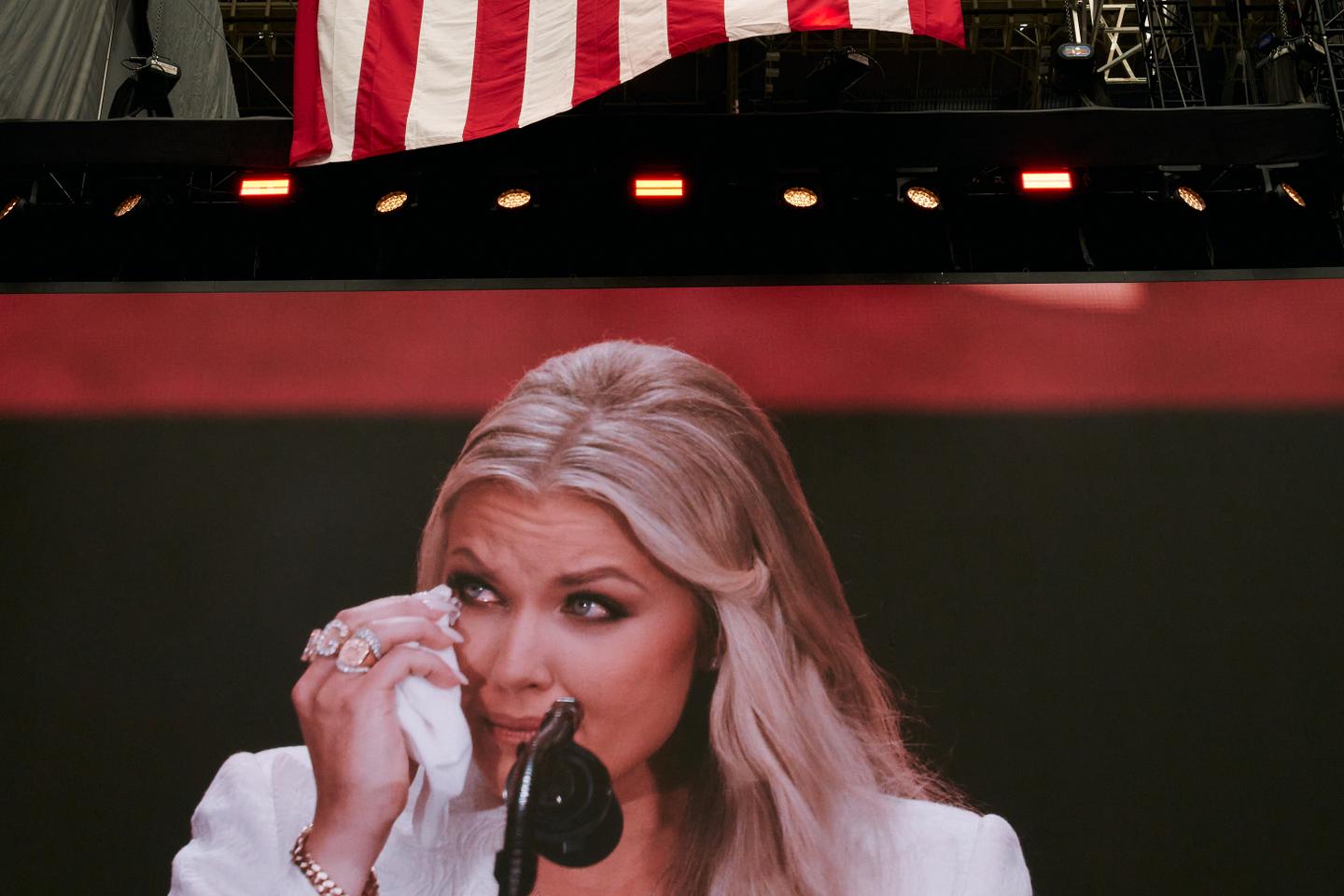 Le mémorial de Charlie Kirk se transforme en un controversé rallye de campagne pro-Trump en Arizona