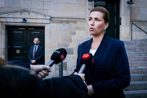 La première ministre danoise, Mette Frederiksen, en conférence de presse après le survol du pays par des drones suspects, à l’aéroport de Copenhague, le 23 septembre 2025.