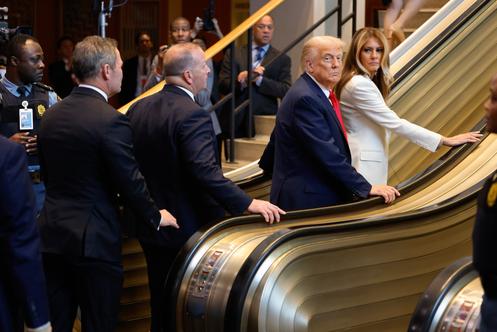 Le président américain, Donald Trump, et la première dame, Melania Trump, arrivent à la 80ᵉ session de l’Assemblée générale des Nations unies, à New York, le 23 septembre 2025.