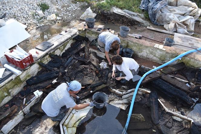 Dégagement des caissons décorés du plafond en bois, à Chartres, en novembre 2022. 