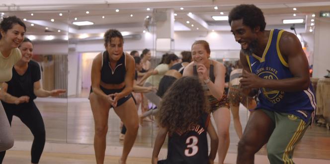 Le danseur Bolewa dans le documentaire « Eduquons nos fils », de Marie-Christine Gambart, écrit par Marie-Christine Gambart et Emilie Grall.