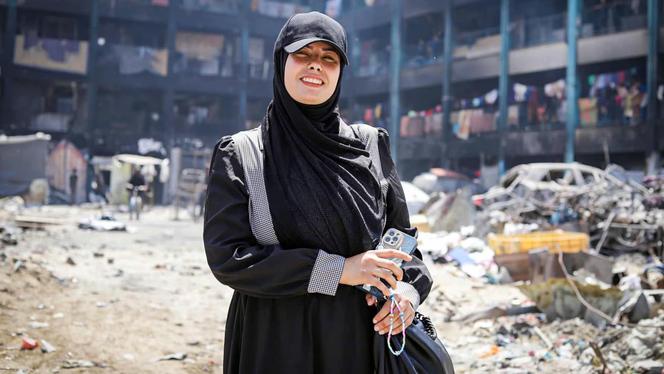 Fatima Hassouna dans le documentaire « Put Your Soul on Your Hand and Walk ».
