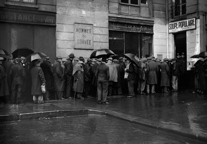 Parisiens devant une soupe populaire, à Paris, dans les années 1930.