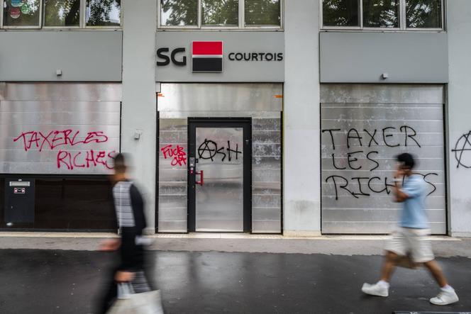 Devant une banque cible de graffitis, en marge de la manifestation du mouvement Bloquons tout, à Toulouse, le 10 septembre 2025.