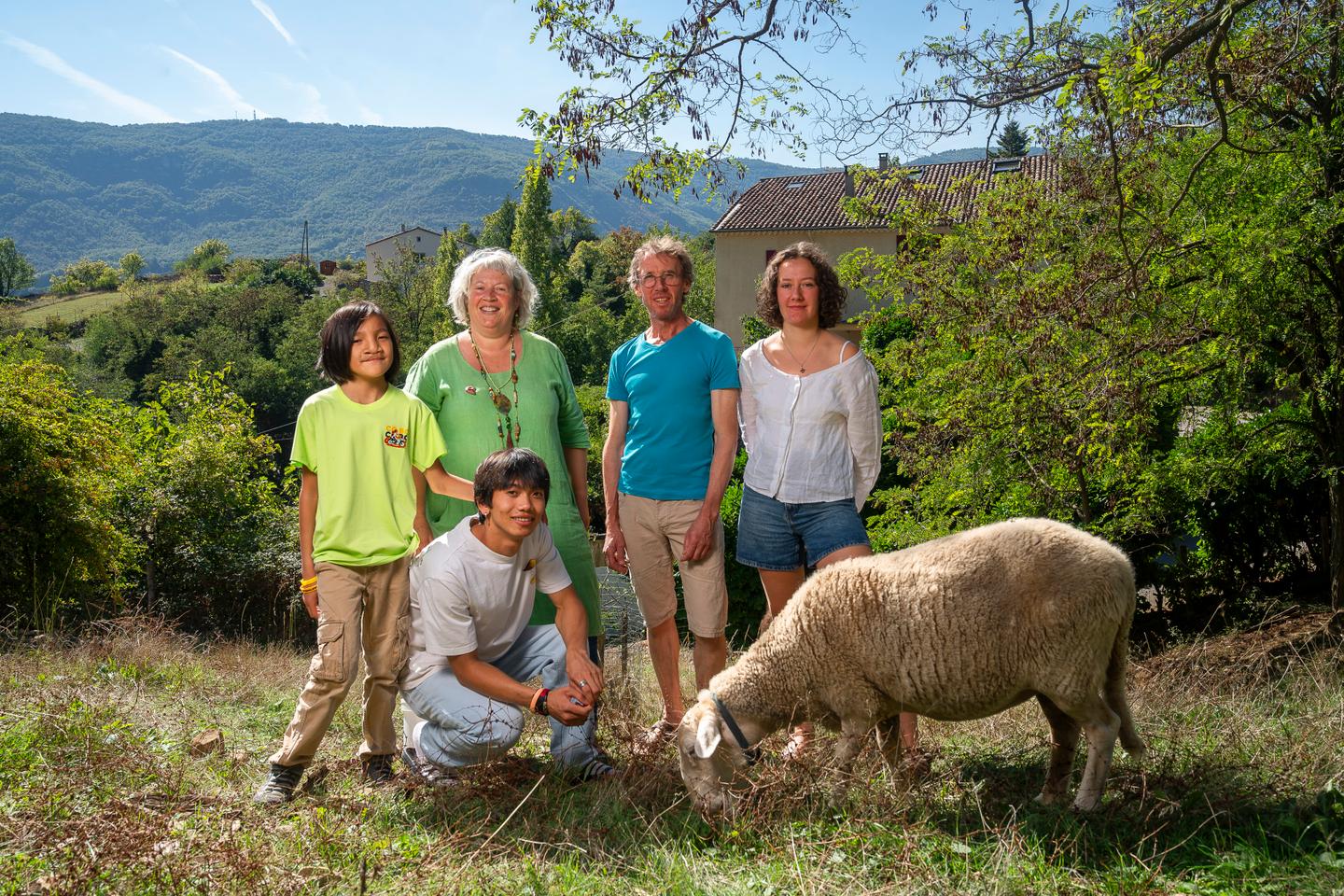 Les tiraillements des enfants adoptés tardivement : « Ce qui est compliqué, c’est que j’avais déjà vécu une partie de ma vie avant d’arriver en France »