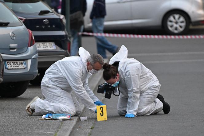 Des agents de la police scientifique inspectent les lieux où trois personnes ont été blessées par balle, à Rennes, le 17 avril 2025.