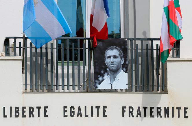 Un portrait de Federico Martin Aramburu accroché au balcon de la mairie de Biarritz (Pyrénées-Atlantiques), sous les drapeaux argentin, français et basque, le 25 mars 2022.