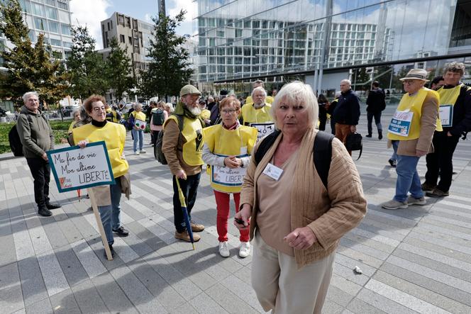 Claude Hury (au centre), cofondatrice de l’association Ultime Liberté, lors d’un rassemblement de l’association devant le tribunal correctionnel, à Paris, le 15 septembre 2025.
