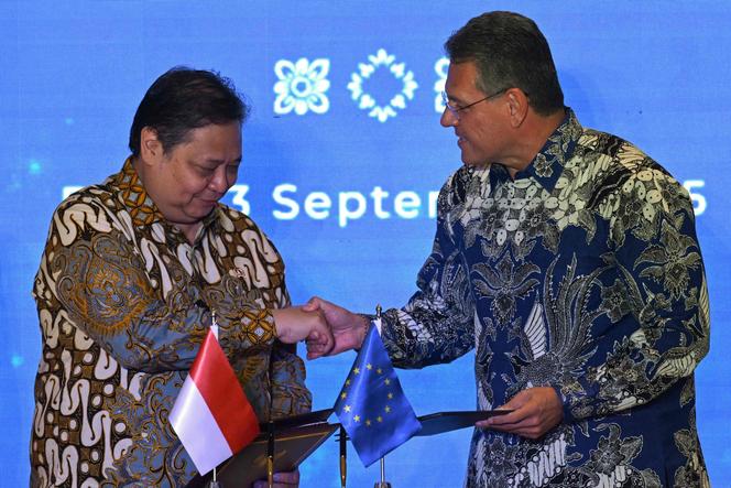 Le ministre indonésien des affaires économiques, Airlangga Hartarto, et le commissaire européen au commerce, Maros Sefcovic, à Nusa Dua, sur l’île de Bali, le 23 septembre 2025.