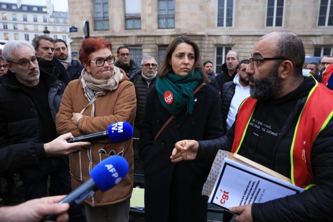 De gauche à droite : Gérald Villeroy, délégué syndical d’Auchan Retail France, avec Sophie Binet, secrétaire générale de la CGT, lors d’une manifestation des salariés du groupe Auchan, à Paris, le 22 janvier 2025.