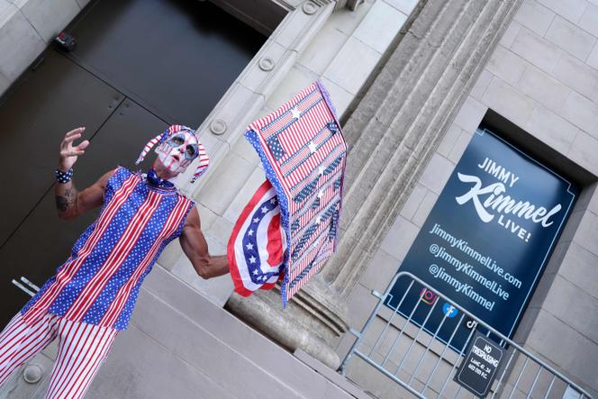Un manifestant brandit une pancarte « Liberté » devant l’émission d’ABC « Jimmy Kimmel Live ! », à Hollywood (Californie), le 23 septembre 2025. 