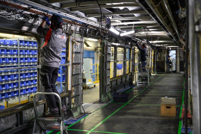 Des employés travaillent à la rénovation des rames du RER B d’Île-de-France, à l’usine Alstom de Reichshoffen, dans l’est de la France, le 4 octobre 2019.