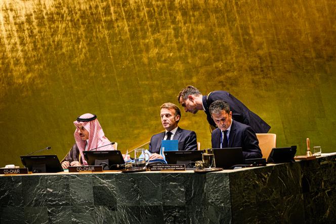 Le ministre des affaires étrangères saoudien, Fayçal Ben Farhan Al Saoud, et le président de la République, Emmanuel Macron, discutant avec son aide de camp,  le lieutenant-colonel Yann de Vaulx, au siège des Nations unies, à New York, le 22 septembre 2025.
