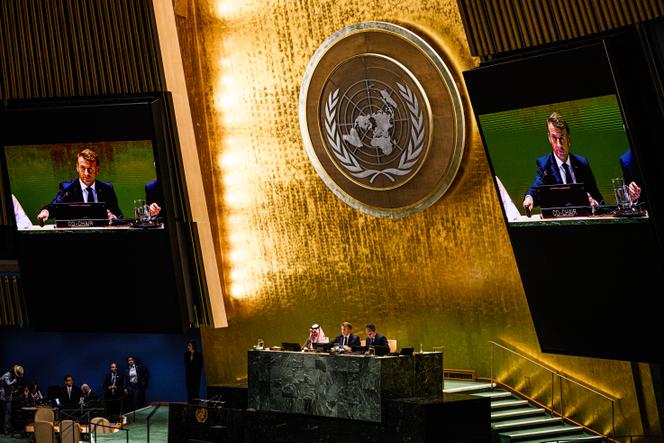 Le président de la République française, Emmanuel Macron, tape du marteau pour ouvrir la session au siège de l’Organisation des Nations unies, à New York, le 22 septembre 2025.