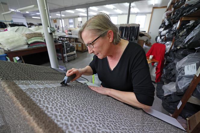 Une employée fabrique de la dentelle à Caudry (Nord), le 4 mai 2024.