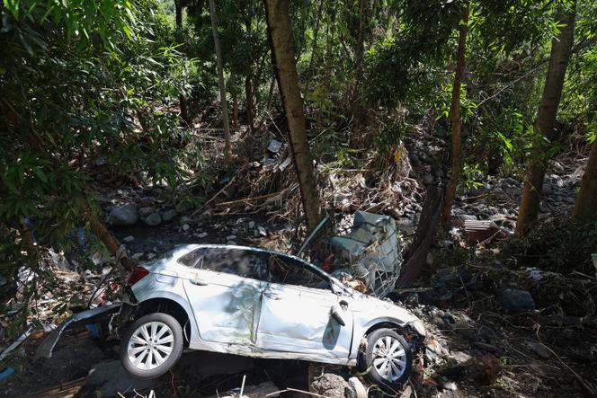 Près du lit de la Grande Ravine des Lataniers, après le passage du cyclone Garance qui a frappé l’île de La Réunion en février, le 5 mars 2025. 