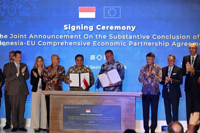 Le ministre indonésien de l’Économie, Airlangga Hartarto (au centre à gauche), et le commissaire européen chargé du Commerce et de la Sécurité économique, Maros Sefcovic (au centre à droite), à Bali, le 23 septembre 2025.