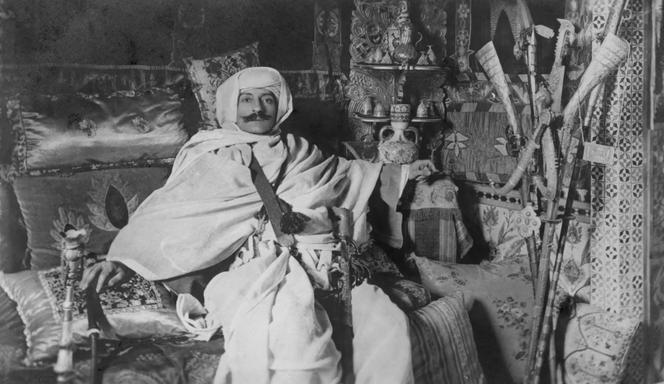 Pierre Loti dans le salon turc de sa maison, à Rochefort (Charente-Maritime), en 1892.