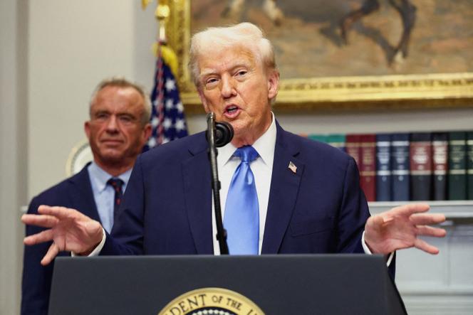 Le président américain, Donald Trump, et son ministre de la santé, Robert F. Kennedy Jr, lors d’une conférence de presse sur l’autisme, les vaccins et le paracétamol à la Maison blanche, à Washington, le 22 septembre 2025.
