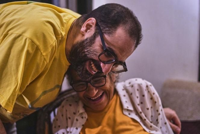 Le militant Alaa Abd el-Fattah avec sa mère, Laila Soueif, à son retour chez lui, après avoir bénéficié d’une grâce présidentielle, au Caire, le 23 septembre 2025.