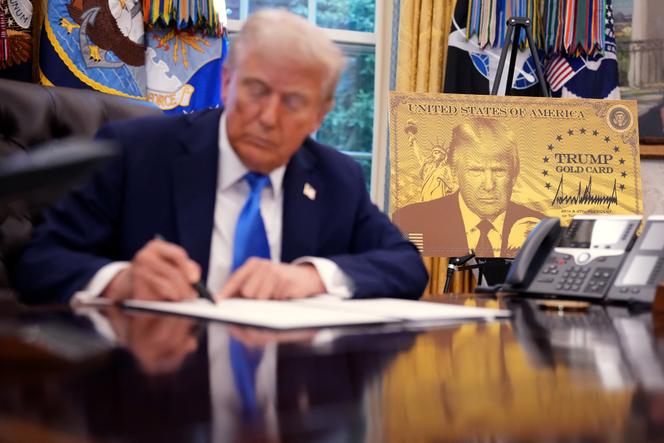Le président américain Donald Trump signe une série de décrets instaurant notamment les frais de 100 000 dollars pour les visas H-1B, à la Maison Blanche, à Washington, le 19 septembre 2025.