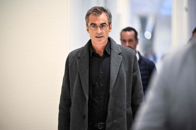 Raphaël Enthoven arrive à son procès, à Paris, le 23 septembre 2025. 