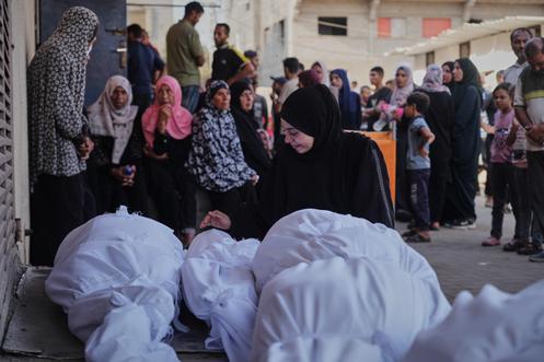 Lors des funérailles de Palestiniens tués lors d’une attaque israélienne dans la nuit, dans la cour de l’hôpital Al-Aqsa, à Deir Al-Balah, dans le centre de la bande de Gaza, le 24 septembre 2025.