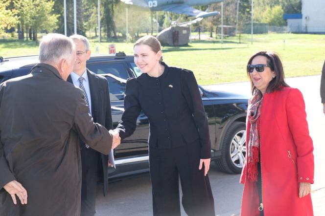Les ministres de la défense lituanienne et espagnole, Dovile Sakaliene et Margarita Robles, à la base aérienne de Siauliai, en Lituanie, le 24 septembre 2025.