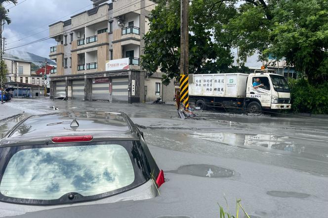 Une voiture enlisée dans la boue à Hualien, à Taïwan, le 24 septembre 2025.