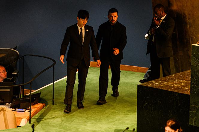 Le président ukrainien, Volodymyr Zelensky (au centre), au siège de l’ONU, à New York, le 24 septembre 2025.