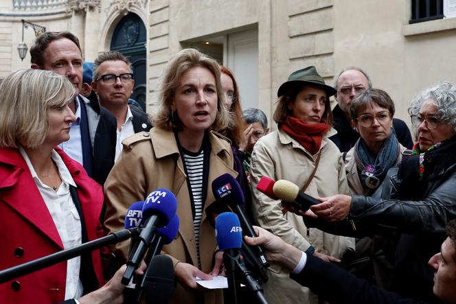 La secrétaire générale de la CFDT, Marylise Léon, au centre, après un entretien avec le premier ministre à l’Hotel de Matignon, à Paris, le 24 Septembre 2025.