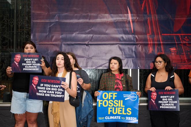 Des manifestants interpellent le gouverneur de Californie Gavin Newsom pour avoir promulgué la loi SB237 et fait marche arrière sur des engagements climatiques clés, à New York, le 24 septembre 2025.