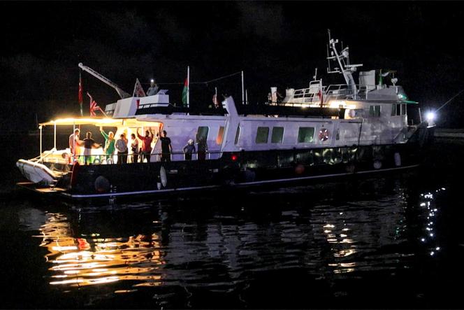 Des défenseurs des droits humains à bord du yacht Alma, qui fait partie de la flottille internationale pour Gaza, alors qu’il quitte le port nord de Bizerte (Tunisie), le 15 septembre 2025.