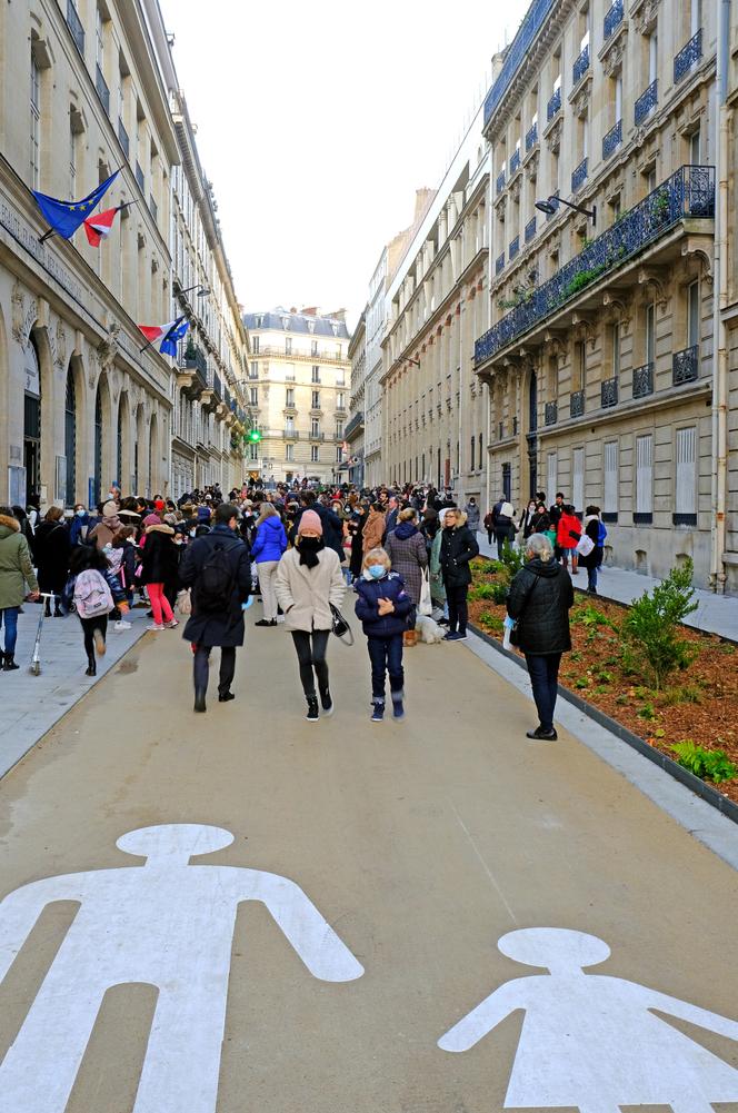 Rue de la Bienfaisance, dans le 8ᵉ arrondissement, l’une des « rue aux écoles » piétonisée, à Paris, le  21 novembre 2021.