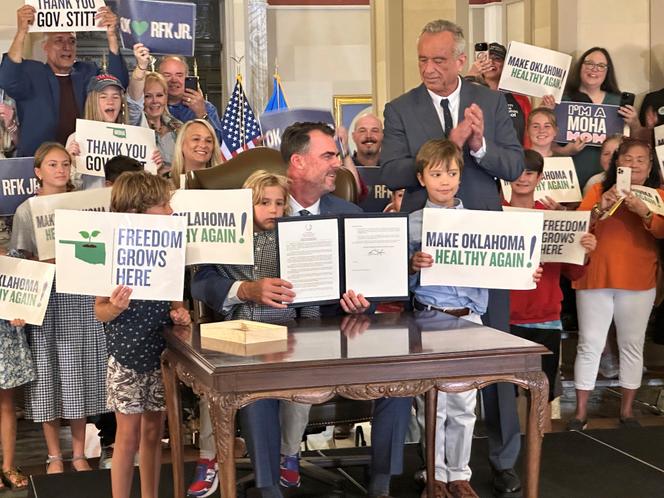 Robert F. Kennedy Jr, le secrétaire américain à la santé et aux services sociaux, et Kevin Stitt, le gouverneur de l’Oklahoma, dans le capitole de l’Oklahoma (Etats-Unis), le 26 juin 2025.