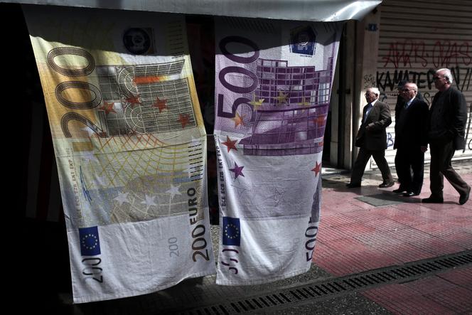 Des serviettes de bain ornées de billets en euros, à Athènes, le 22 mars 2015.