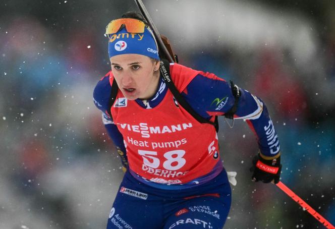 Julia Simon lors de l’épreuve féminine de sprint 7,5 km de la Coupe du monde de biathlon à Oberhof, en Allemagne, le 9 janvier 2025.