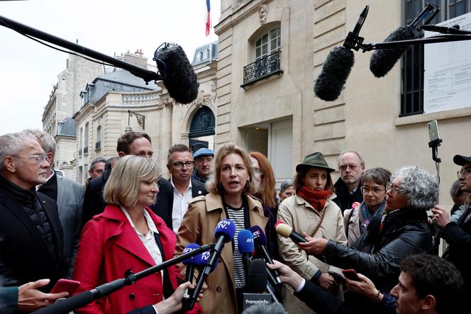 Marylise Léon, secrétaire générale de la CFDT, entourée de Sophie Binet, secrétaire générale de la CGT, et Patricia Drevon, secrétaire confédérale de FO, après une réunion entre Sébastien Lecornu et les principaux syndicats, à Paris, le 24 septembre 2025.