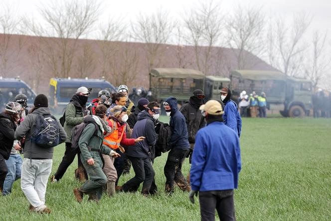 Lors d’une manifestation organisée par le collectif Bassines non merci, le mouvement Les Soulèvements de la Terre et la Confédération paysanne, contre la construction d’une nouvelle réserve d’eau pour l’irrigation agricole, à Sainte-Soline (Deux-Sèvres), le 25 mars 2023.