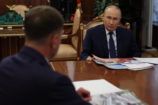 Vladimir Poutine avec Evgueni Balitski, chef des zones sous contrôle russe de la région de Zaporijia, au Kremlin, à Moscou, le 24 septembre 2025.